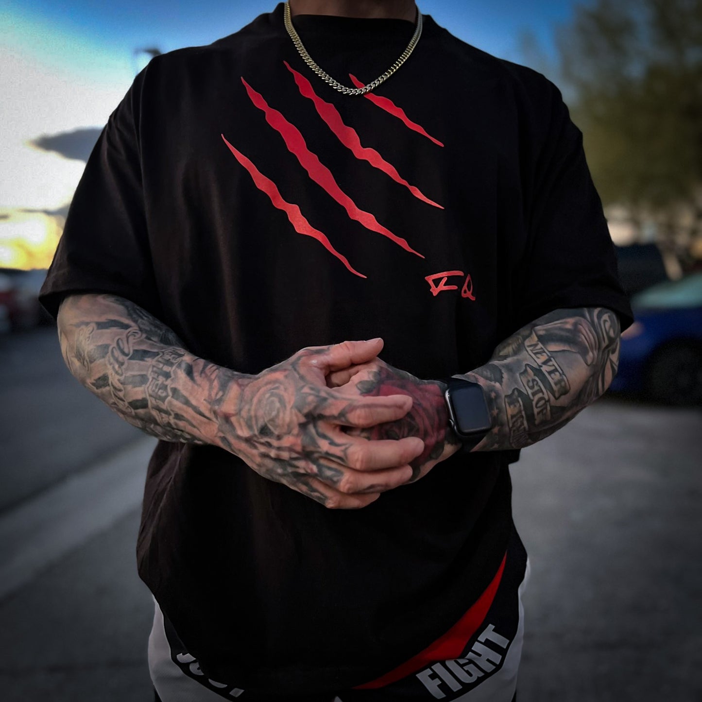 OVERSIZED Black Tee Anterior Red Claw